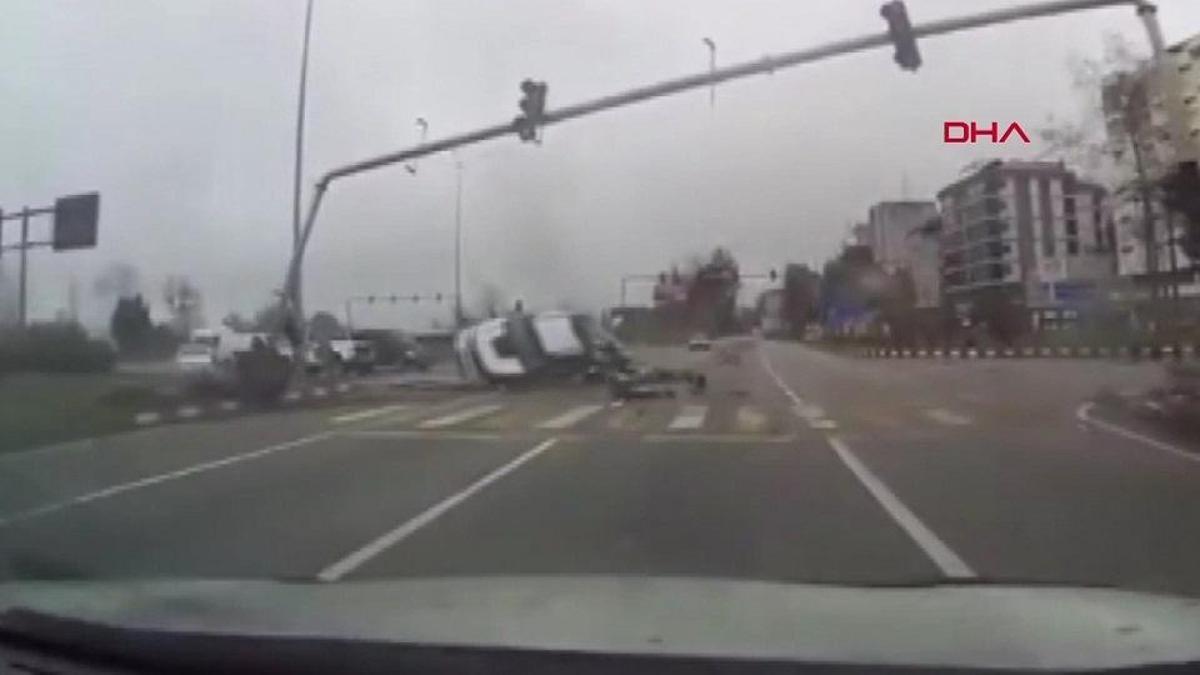 Korkunç kaza kamerada: Trafik ışıklarına çarpıp devrildi!