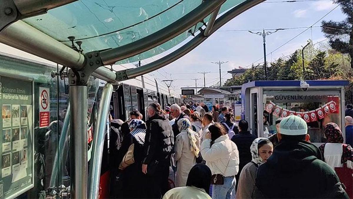 Kabataş-Bağcılar Tramvay Hattı'nda seferler aksadı: Yolcular raylarda yürüdü