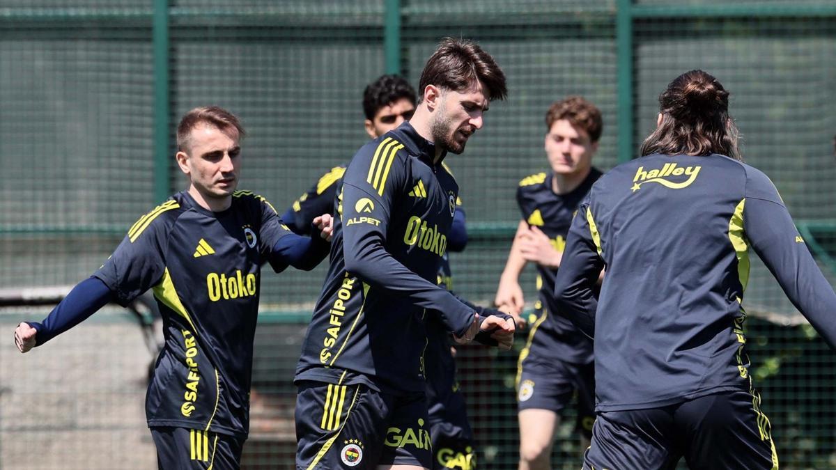 Fenerbahçe, derbi galibiyetiyle yarışa tutunmak istiyor