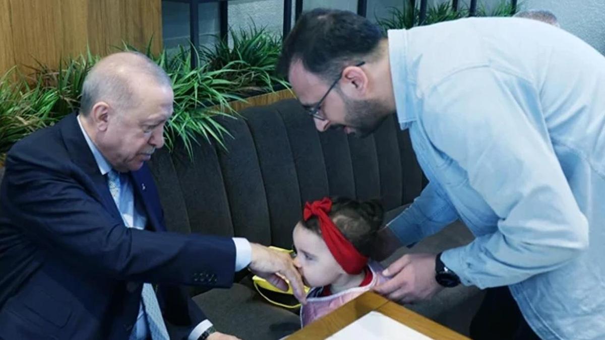 Cumhurbaşkanı Erdoğan, Beyoğlu'nda bir kafede vatandaşlarla sohbet etti