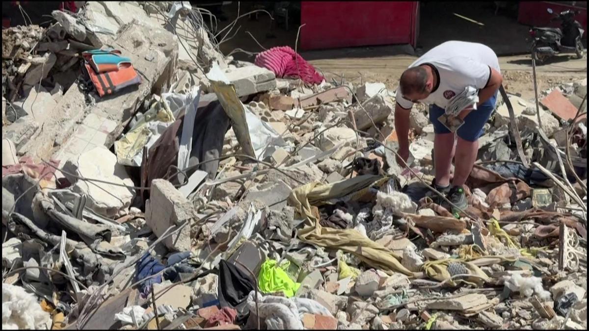 Ateşkese rağmen İsrail Lübnan’a saldırıyor! Enkaz altında eşyalarını arıyorlar