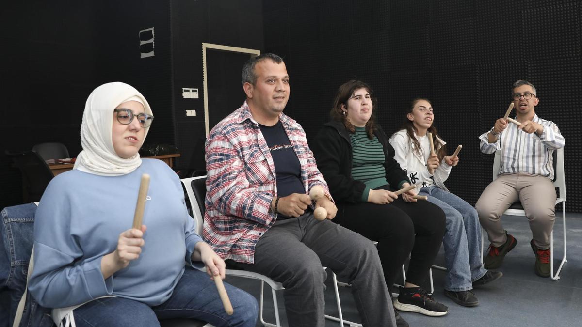 Mersinde engeller müziğin ritmi ile aşılıyor