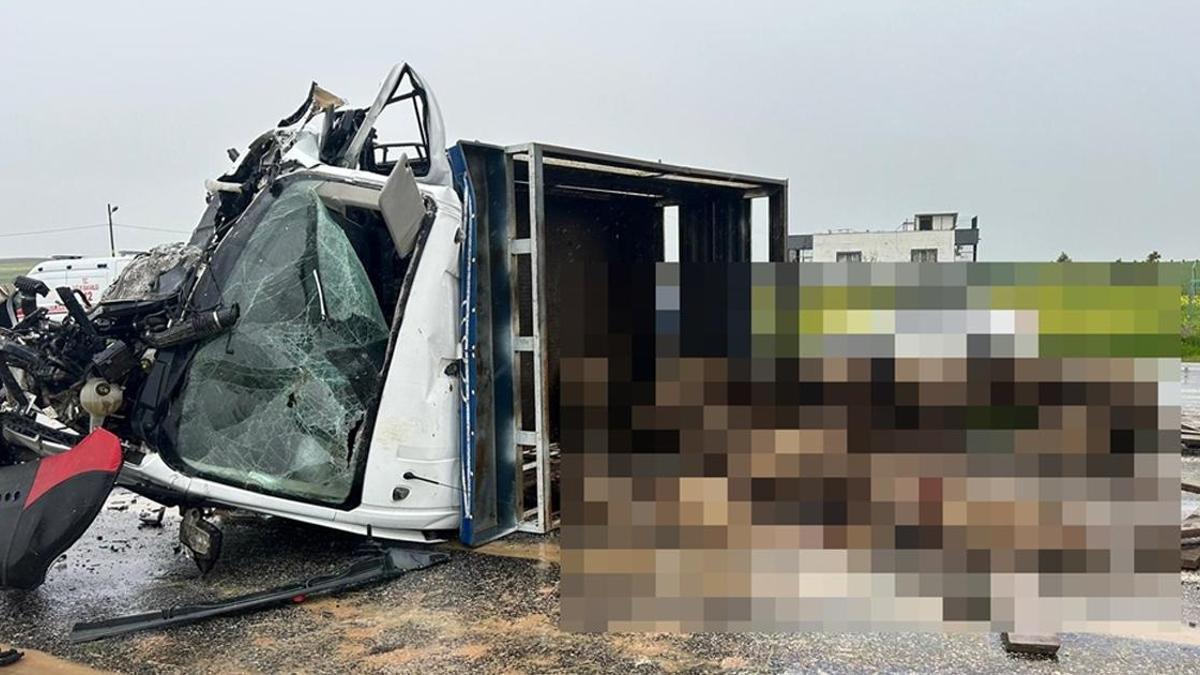 Kamyonet ile otomobil çarpıştı: 2 ölü, 3 yaralı