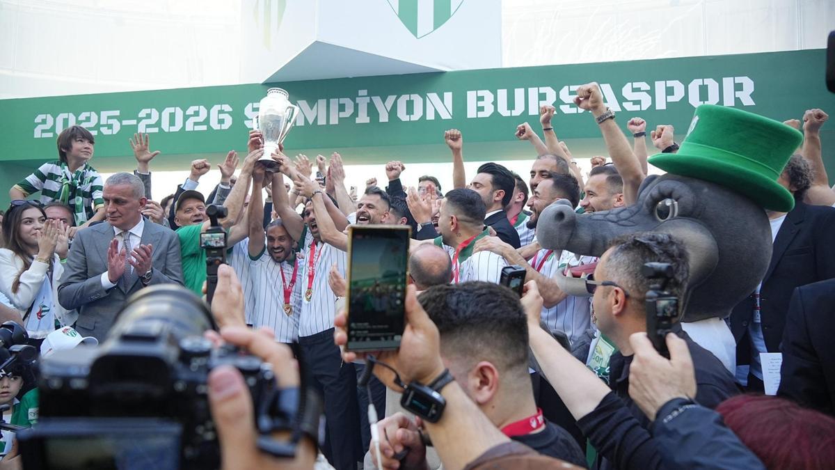 Bursaspor, şampiyonluk kupasını kaldırdı