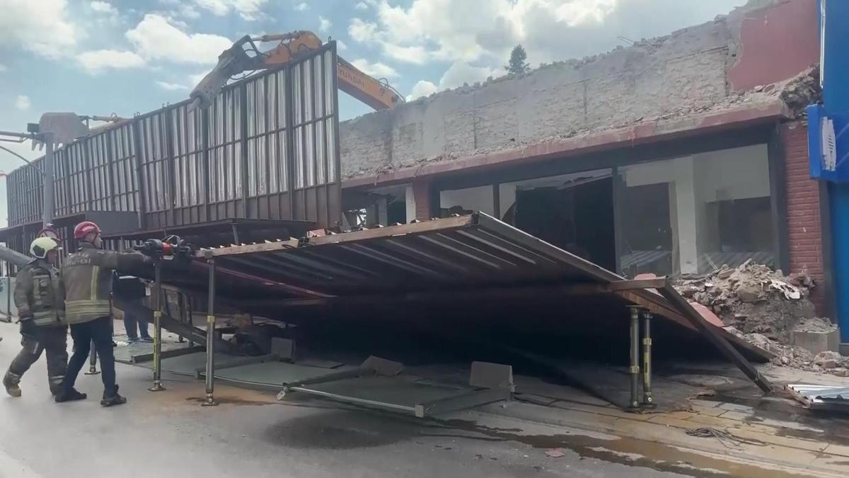 SON DAKİKA... Ankara'da yıkım çalışmasında platform devrildi