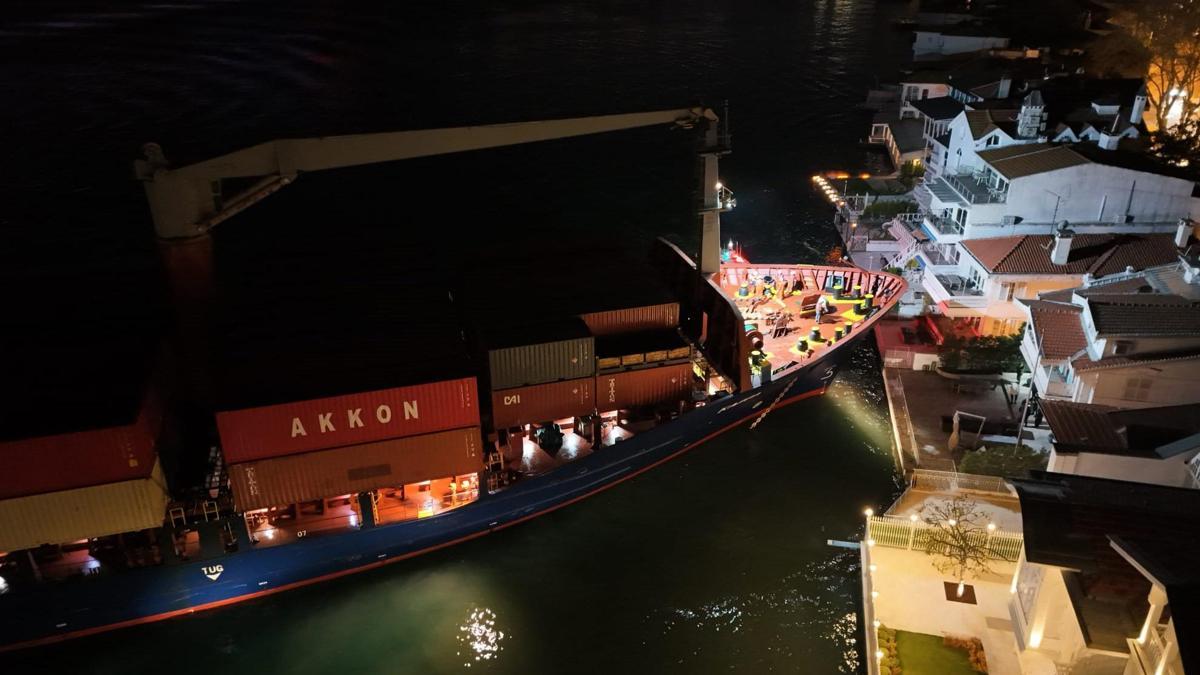 İstanbul Boğazı'nda gemi arızası: Yalıya ramak kala durdu!