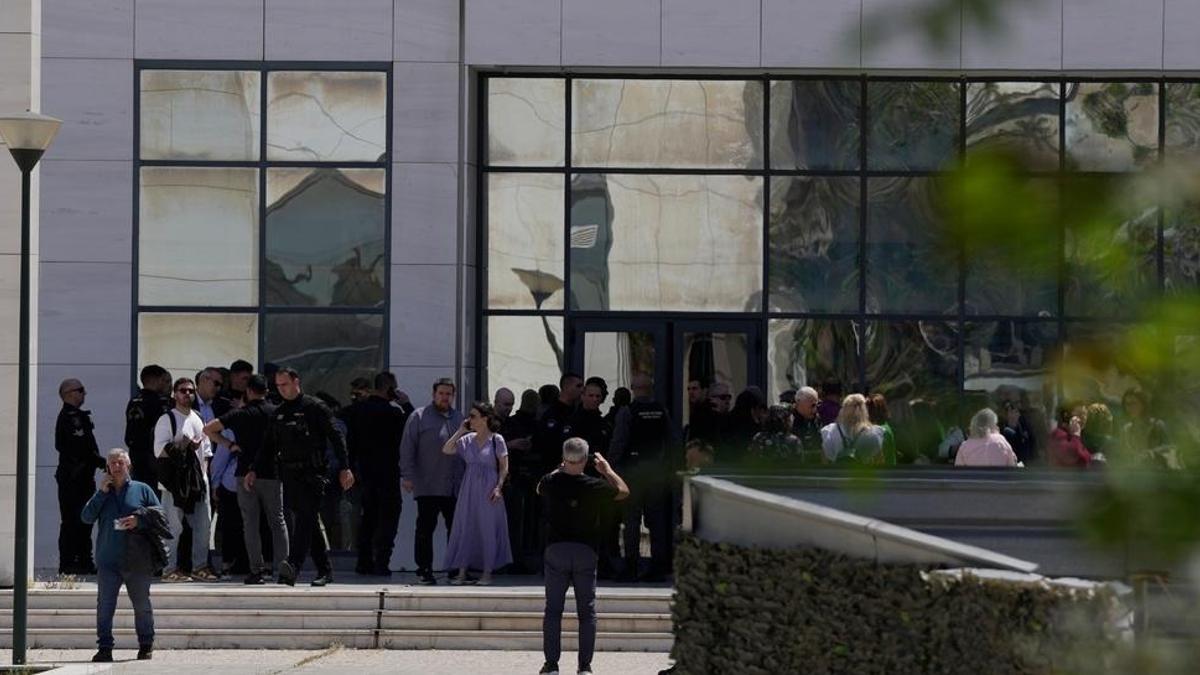 Atina’da 89 yaşındaki saldırgan dehşet saçtı: Silahla 5 kişiyi yaraladı!