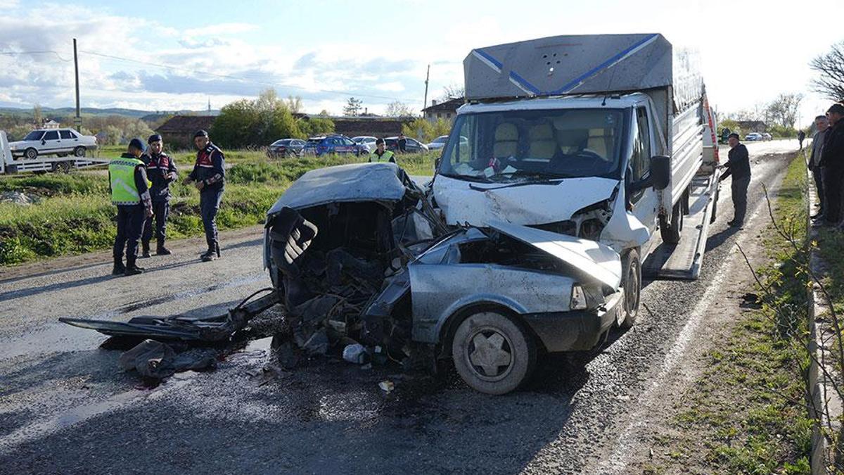 Kastamonu'da feci kaza kamerada: Otomobil ikiye bölündü
