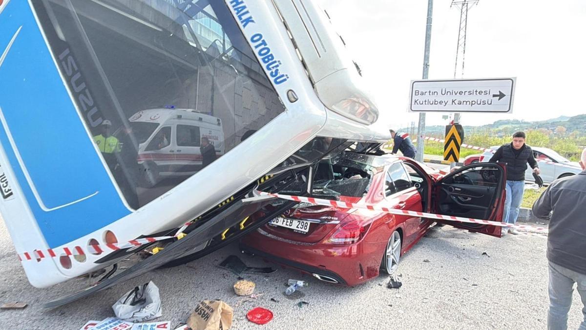 SON DAKİKA... Öğrenci otobüsü aracın üzerine devrildi: 46 yaralı