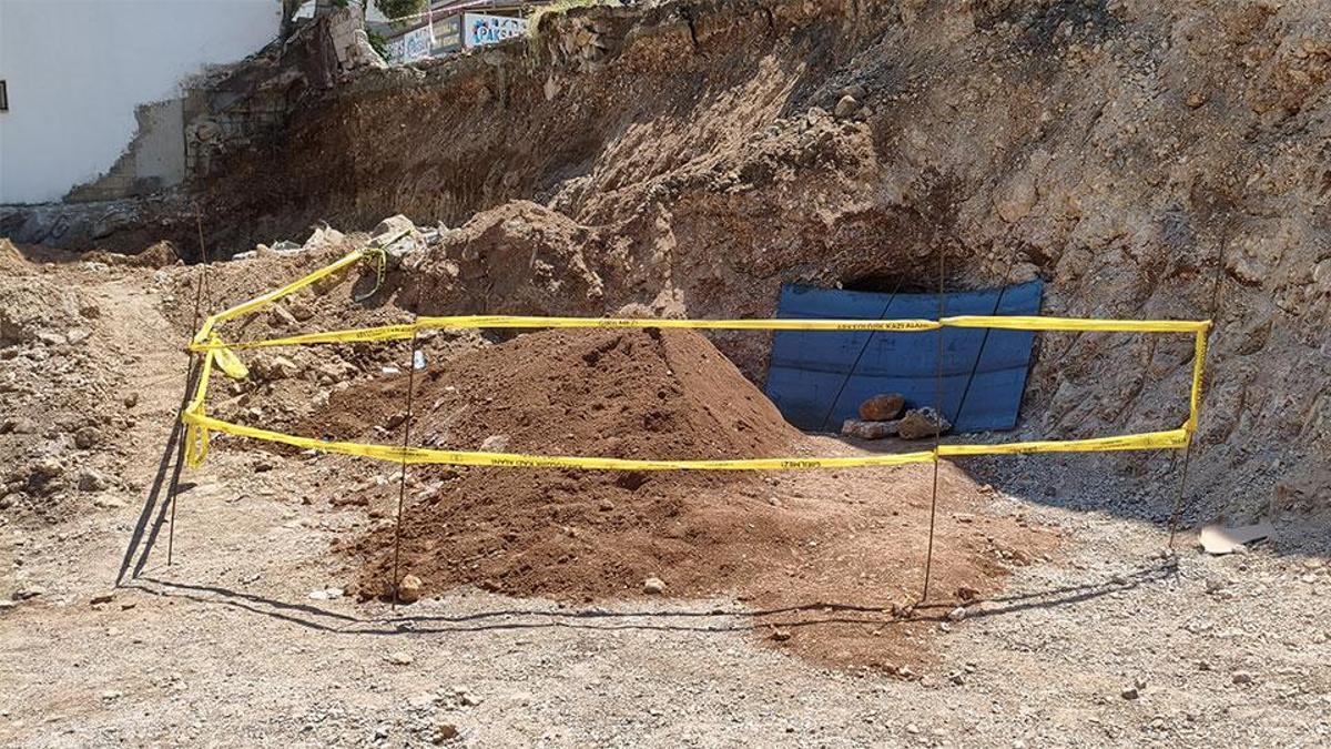 Hatay'da belediyenin kazısında kaya mezarı bulundu