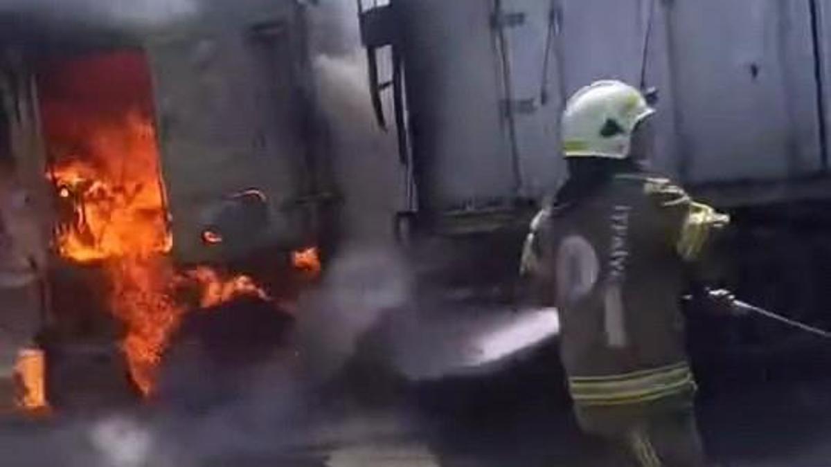 Seyir halindeyken alev alan TIR yandı