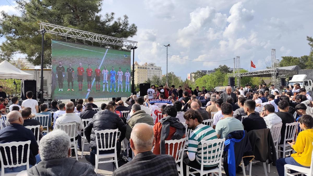 Mardinde taraftar, play-off maçını dev ekrandan izledi