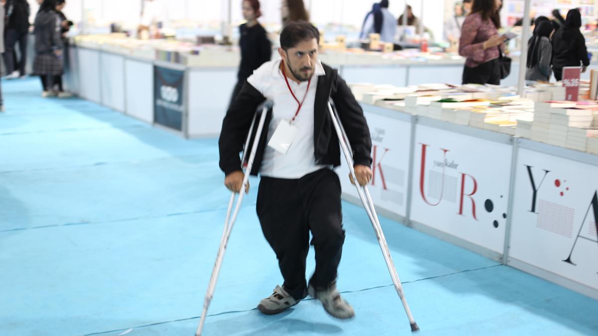 Engelleri kalemiyle yıktı; okula gitmeden 3 roman yazdı