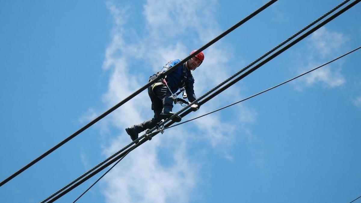 Türkiye'nin en büyük teleferiğinde zorlu çalışma