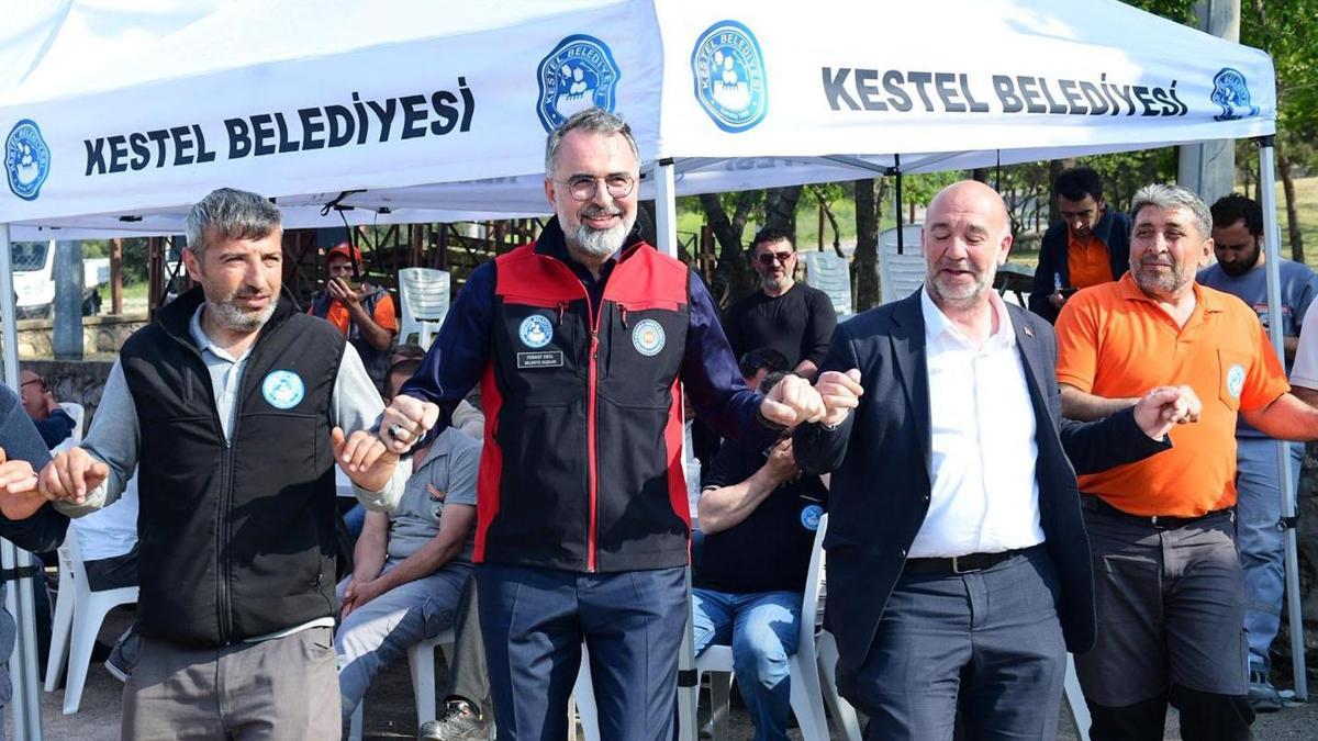 Kestel Belediye Başkanı Erol,  işçilerle halay çekti