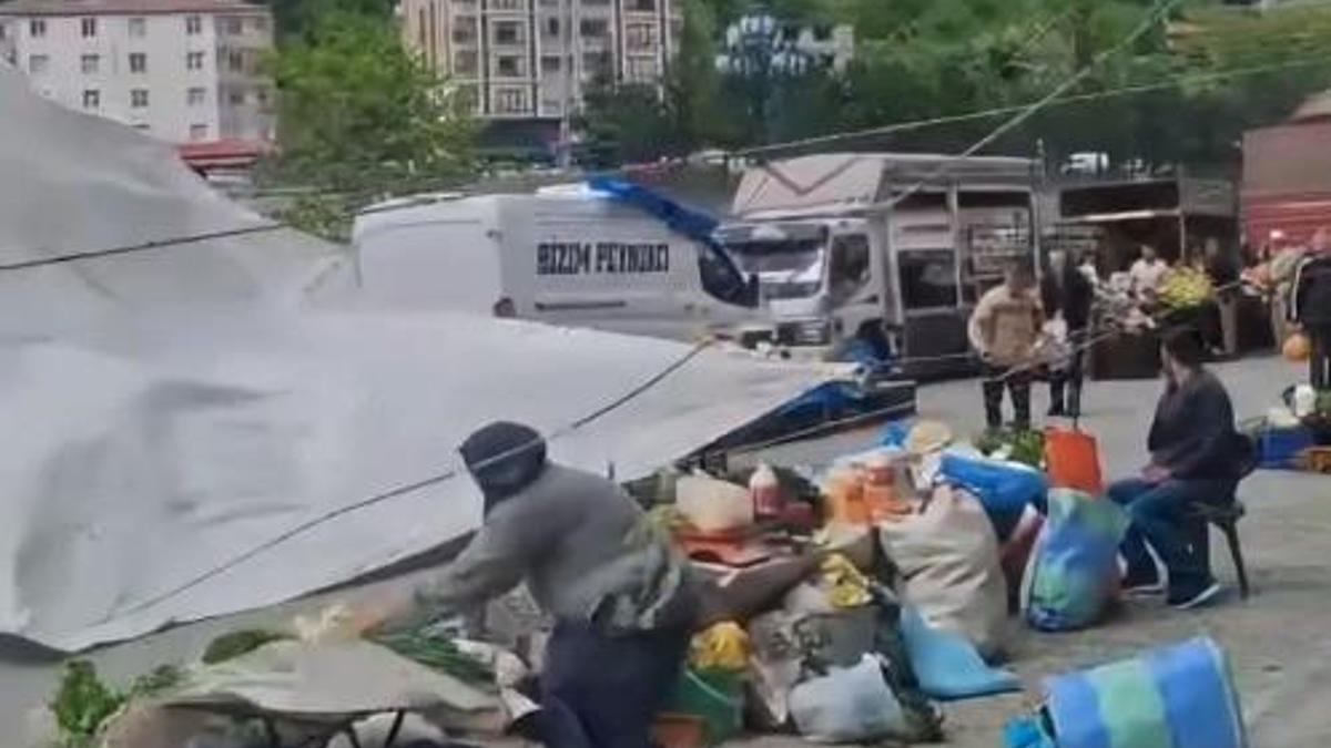 Artvinde fırtına nedeniyle pazardaki tezgahlar devrildi, ürünler etrafa savruldu