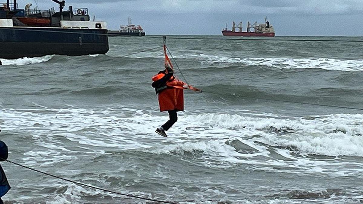 Sakarya'da kargo gemisi karaya oturdu: Mürettebatın tamamı kurtarıldı