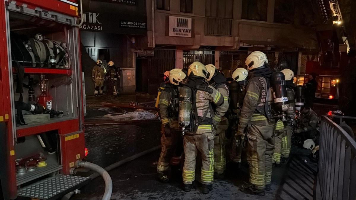 Bayrampaşada 5 katlı iş yerinde yangın