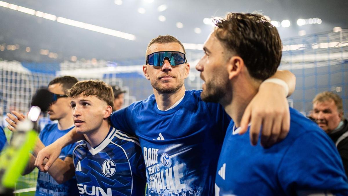 Kenan Karaman ve Edin Dzeko'lu Schalke 04, yeniden Bundesliga'da
