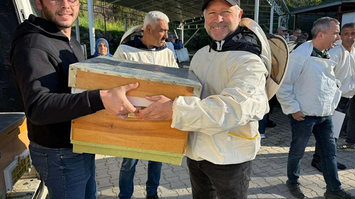 Bornova'da 80 yeni arıcı yetiştirildi