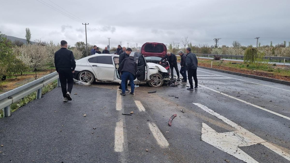 Konya'da 2 otomobil çarpıştı: 4 yaralı