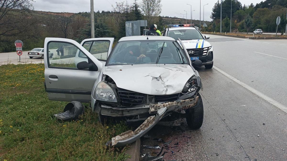 Kavşakta iki otomobil çarpıştı: 2 yaralı
