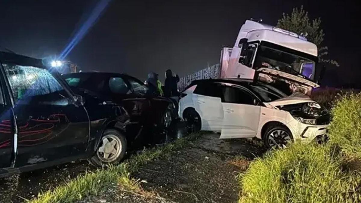 Uşakta 7 aracın karıştığı zincirleme kaza: 4 ölü 17 yaralı