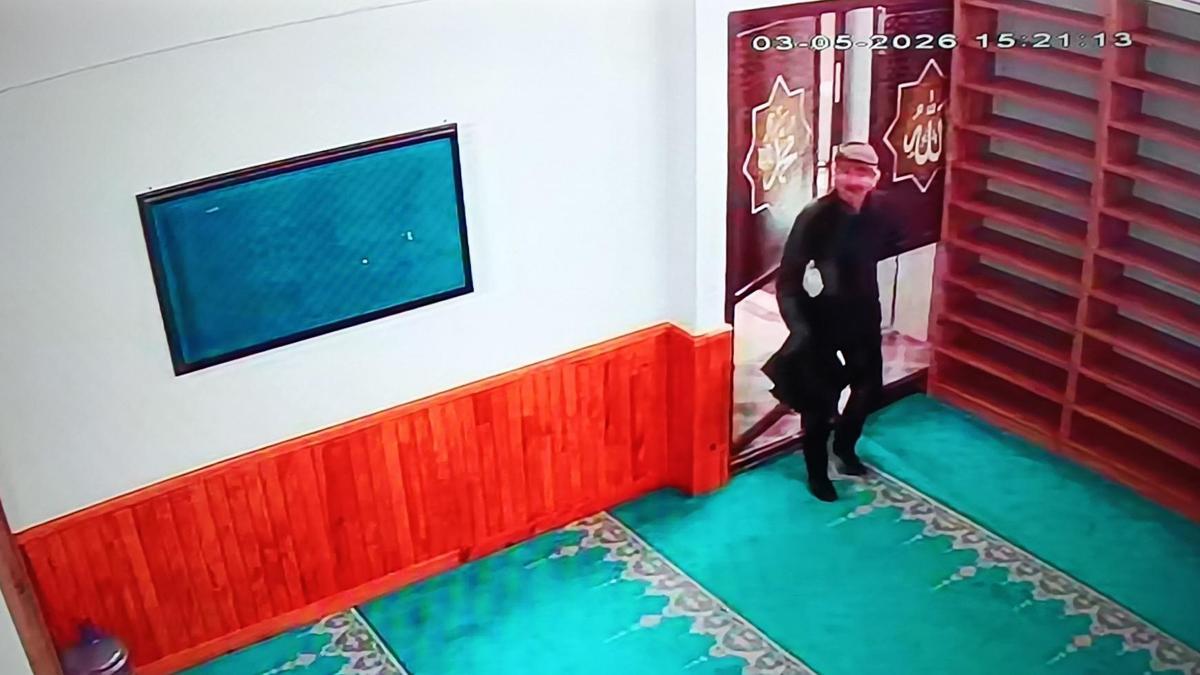 Sadaka kutusundaki paraları çalıp kaçtı
