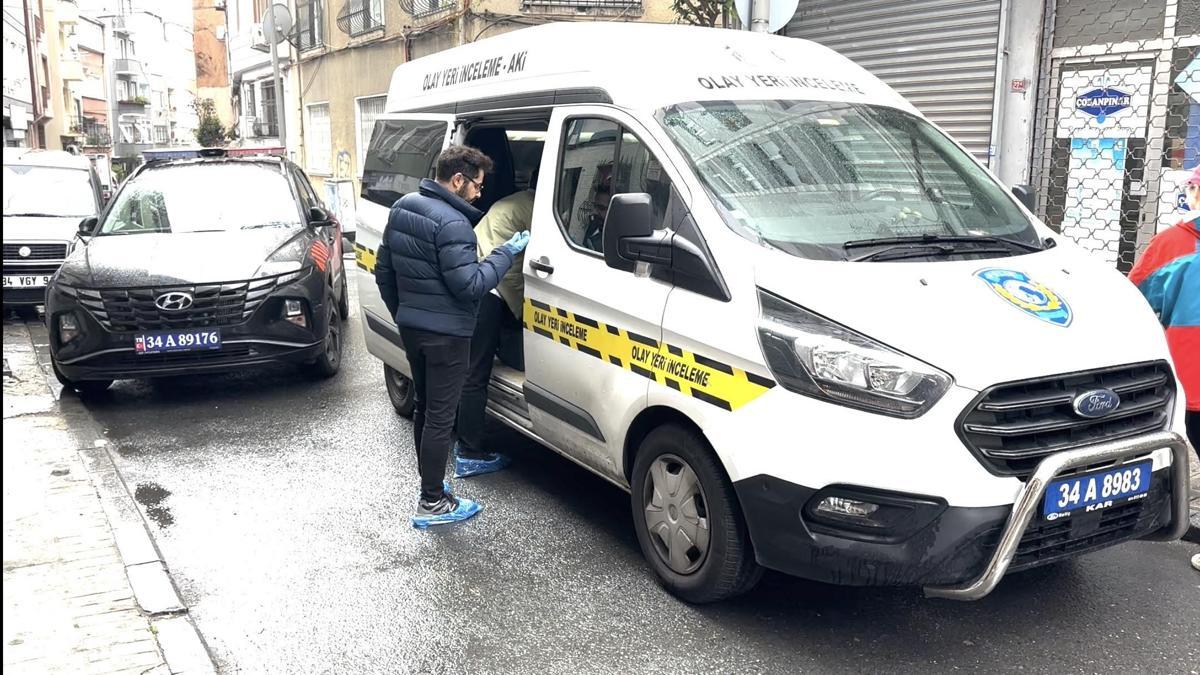 Şişlide eski sevgilisinin evini bastı; kadının erkek arkadaşını 7 yerinden bıçakladı