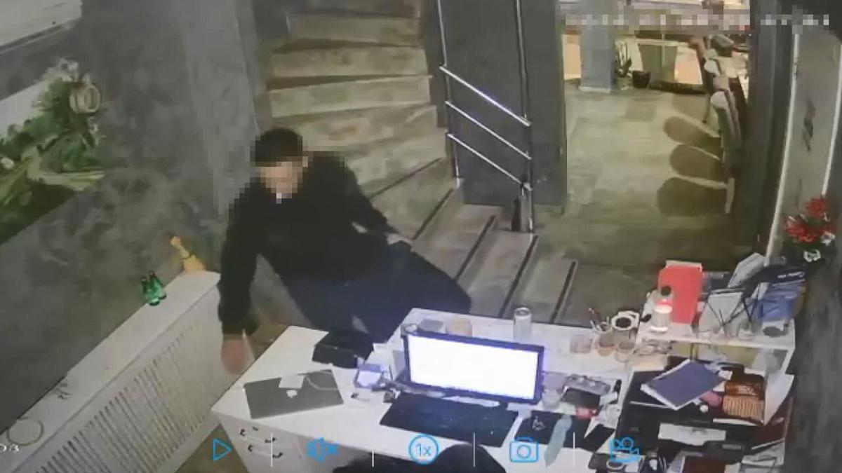 Taksimde masadaki dizüstü bilgisayarı çalan şüpheli yakalandı