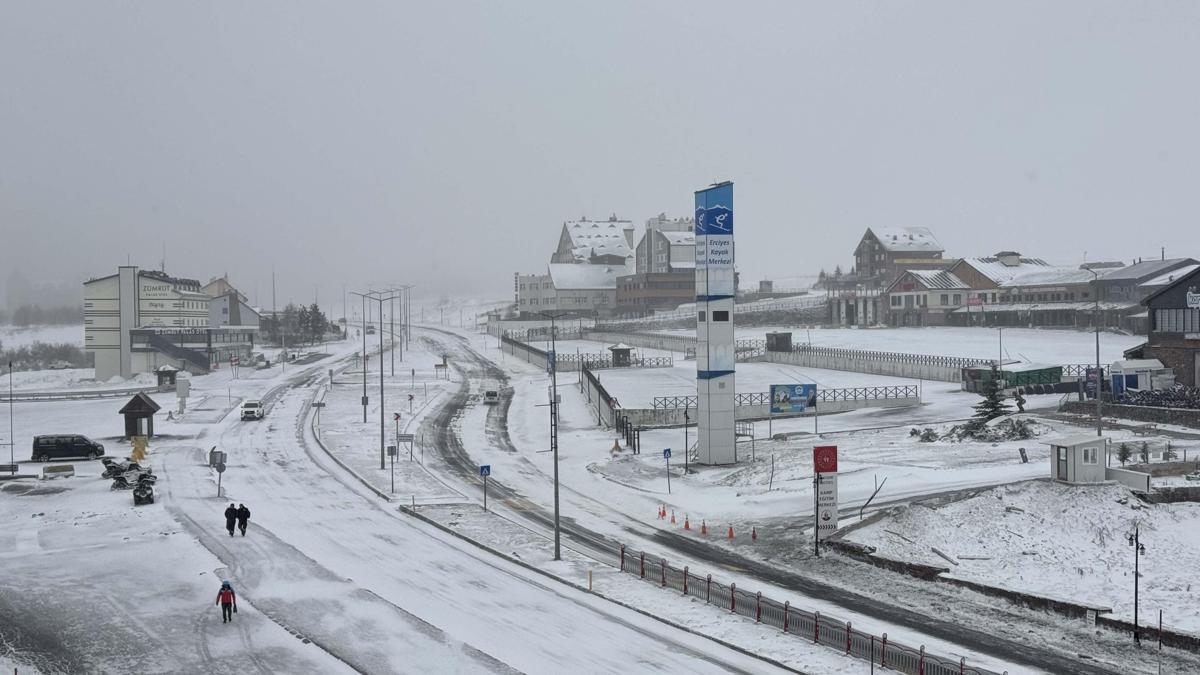 Erciyes'e mayıs ayında kar yağdı
