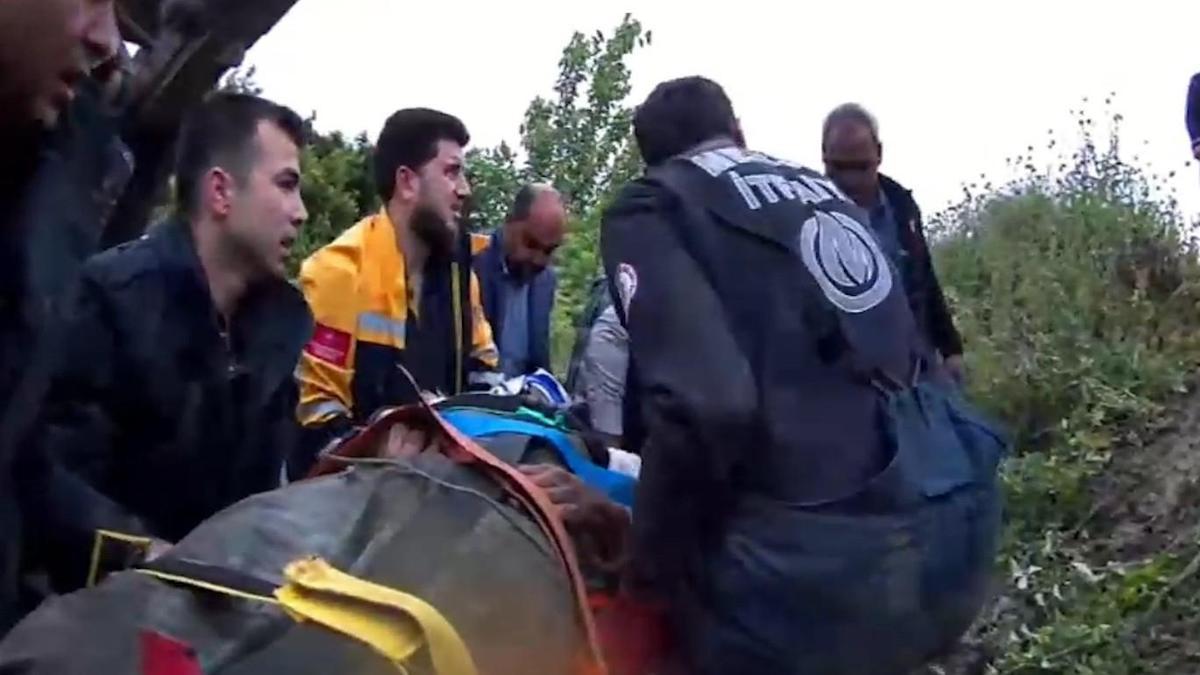 Traktör devrildi, altında kalan sürücü 1 saatlik çalışmayla kurtarıldı