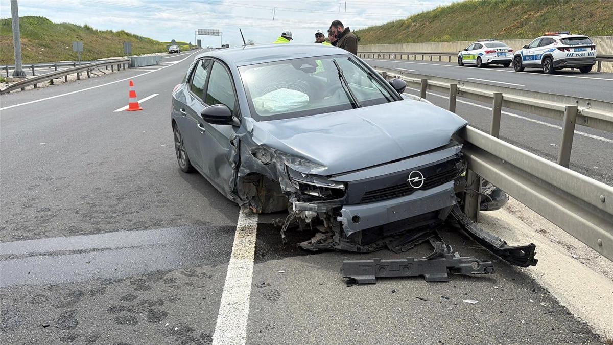 Lastiği patlayan otomobil refüje çarptı; 1 yaralı