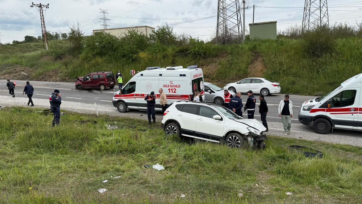 Otomobille hafif ticari araç çarpıştı; 1i ağır, 4 yaralı