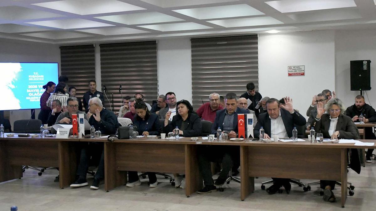 Kuşadası'nda 3 plajda ücretsiz şezlong uygulaması meclis kararıyla devam edecek