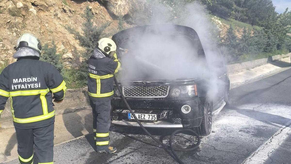 Mardin'de seyir halindeki cip yandı