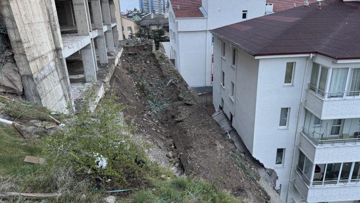 Çöken istinat duvarı evlerin içine girdi