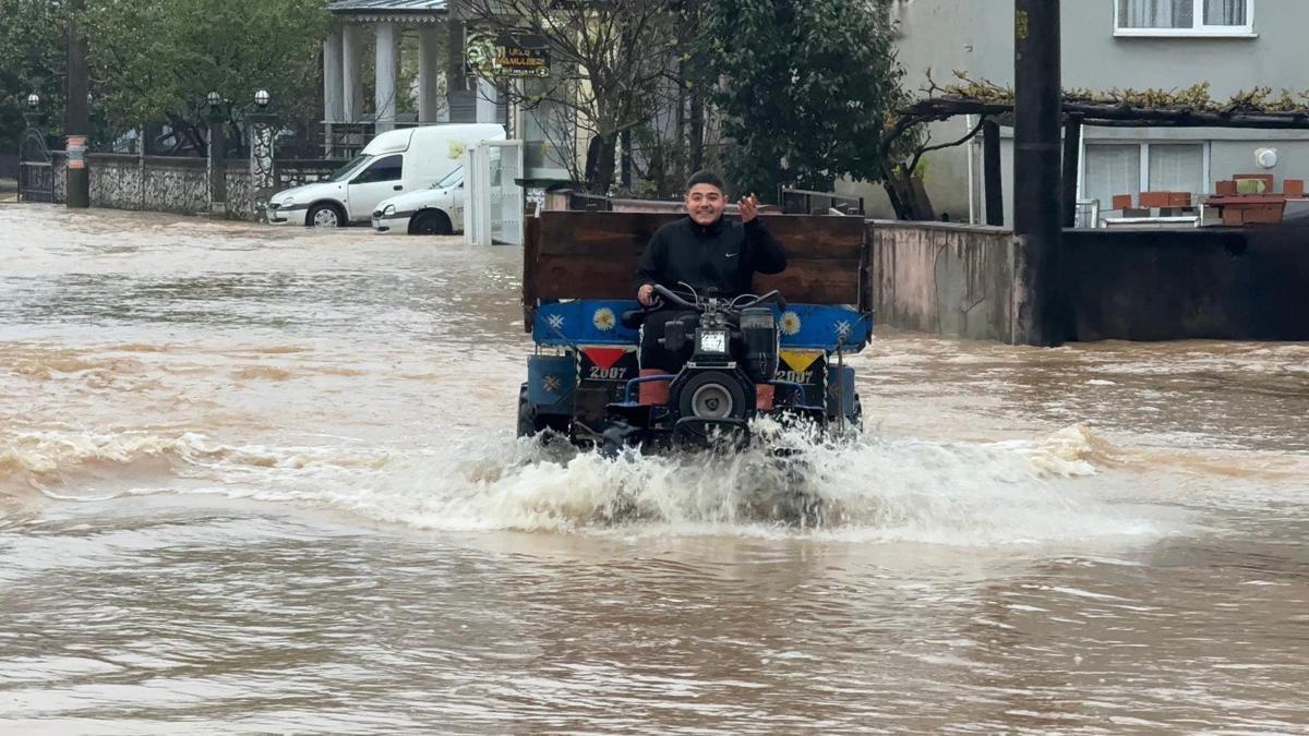 Sakarya'da sağanak; dere taştı, mahalleyi su bastı