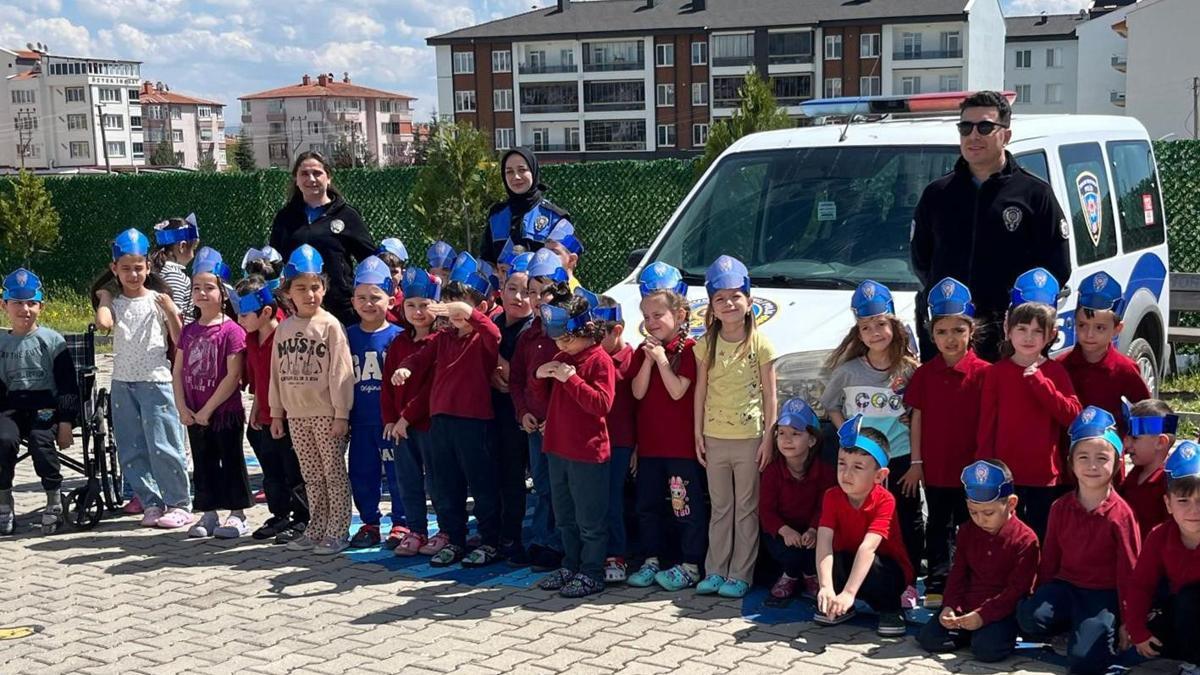 Polisten anaokulu öğrencilerine eğitim