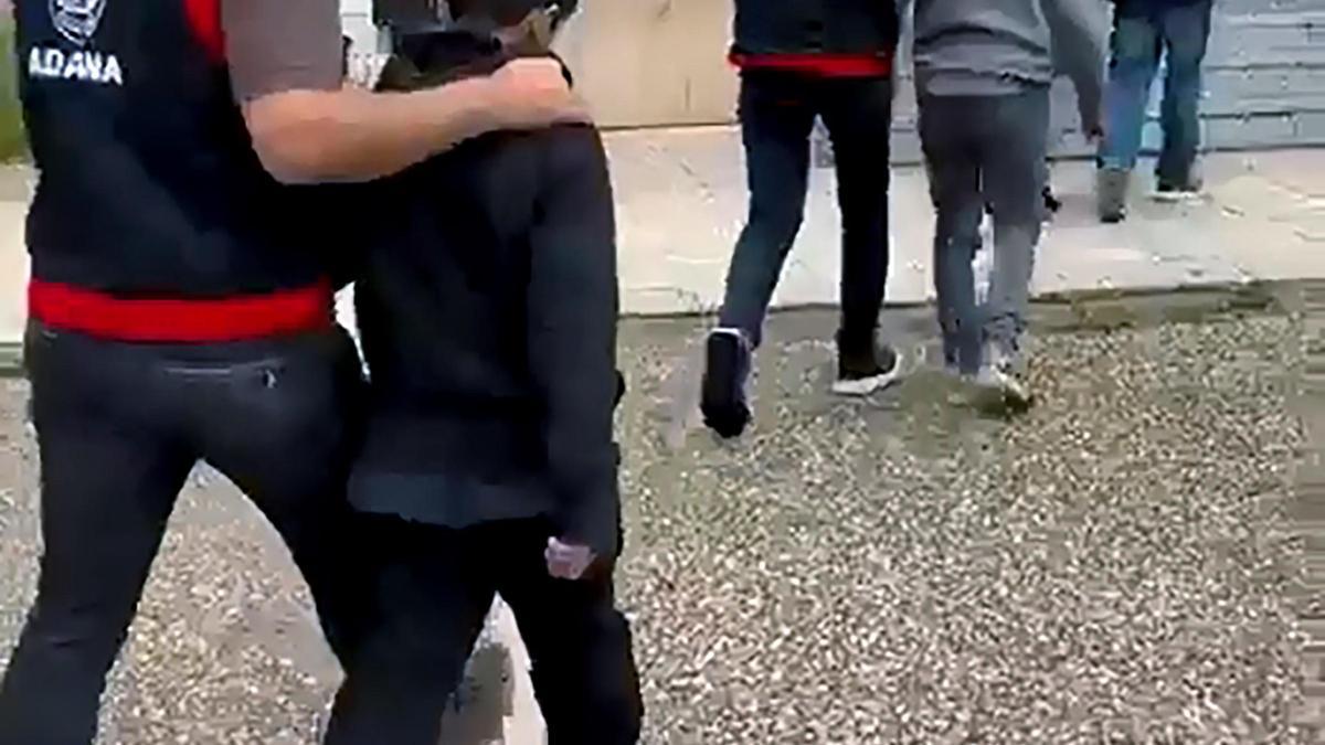 Sokakta evsizi yumruklayan çocuğa ev hapsi cezası