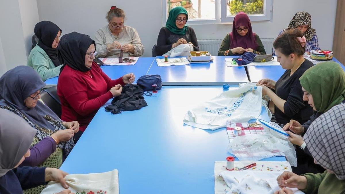 Ümraniye Belediyesi'nden vatandaşlara ücretsiz mesleki eğitim imkanı