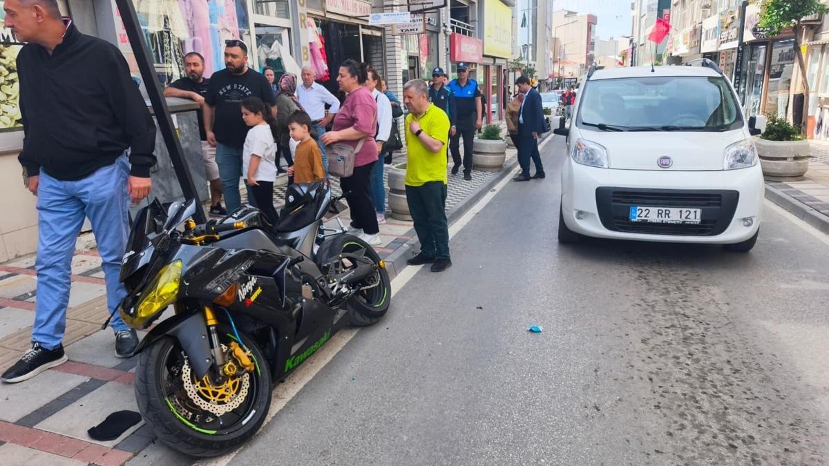 Edirnede trafik levhasına çarpan motosikletin sürücüsü yaralandı