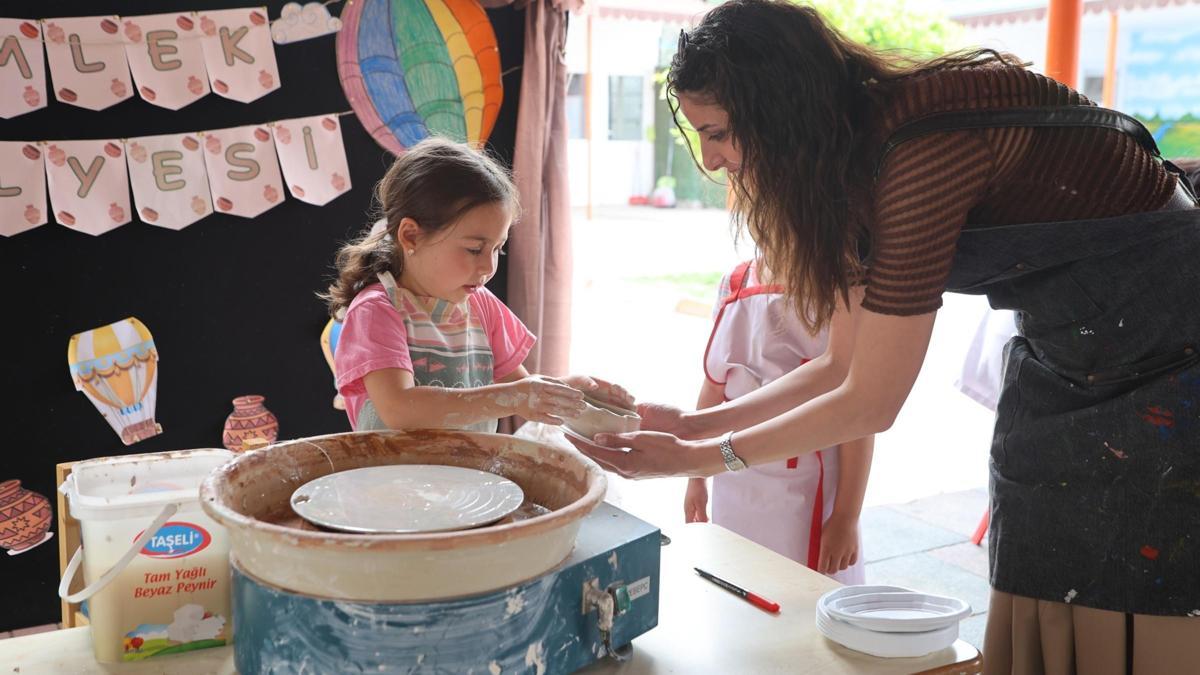 Minik eller anneleri için çömleğe şekil verdi
