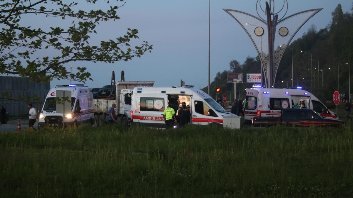 Rizede otomobil kamyona çarptı; 1i bebek, 6 yaralı