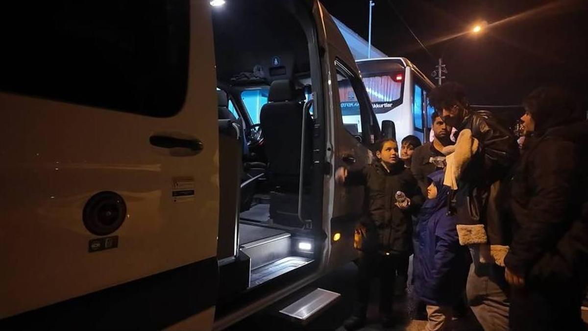 İzmirde göçmen botu yarı batık halde bulundu: 1 çocuk öldü, 43 kişi kurtarıldı