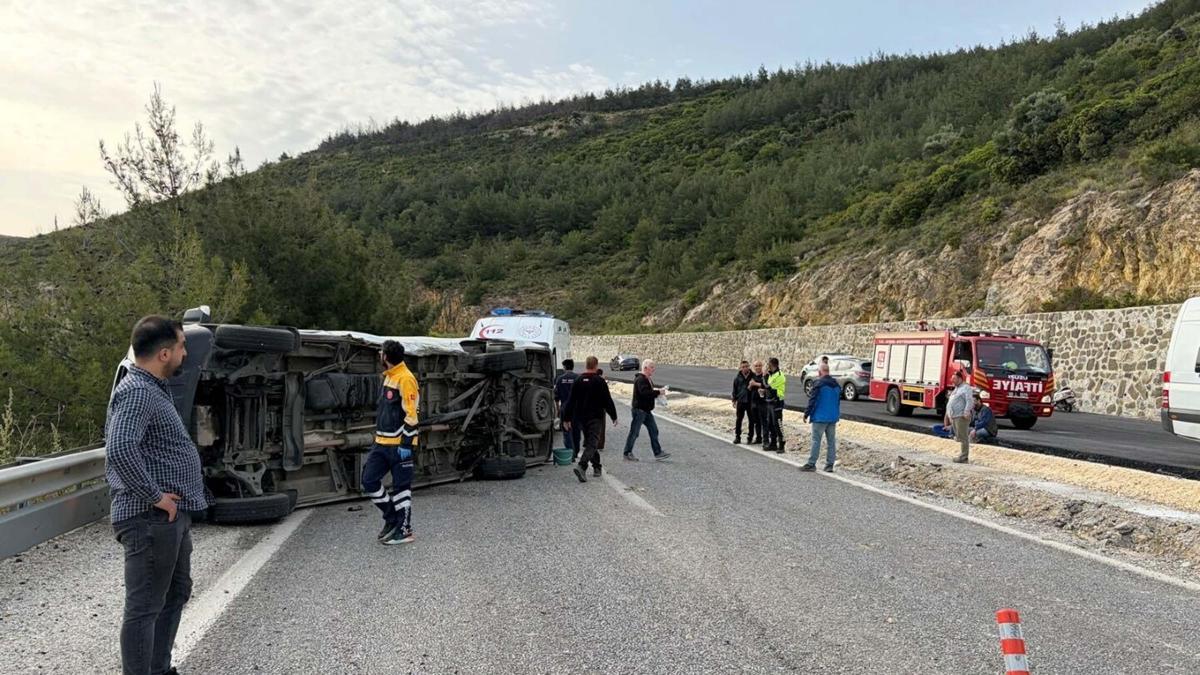 Kuşadası'nda otomobil ile minibüs çarpıştı: 12 yaralı