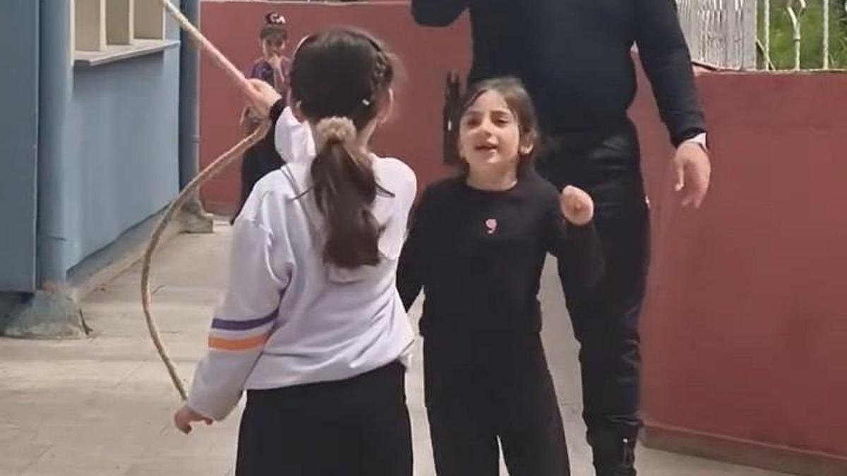 Zonguldakta okulda görevli polis, çocuklarla ip atladı
