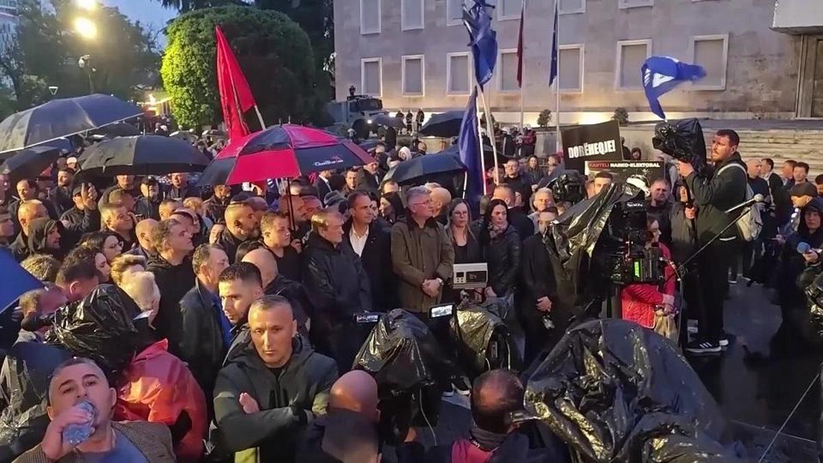 Arnavutluk'ta sokaklar yine karıştı