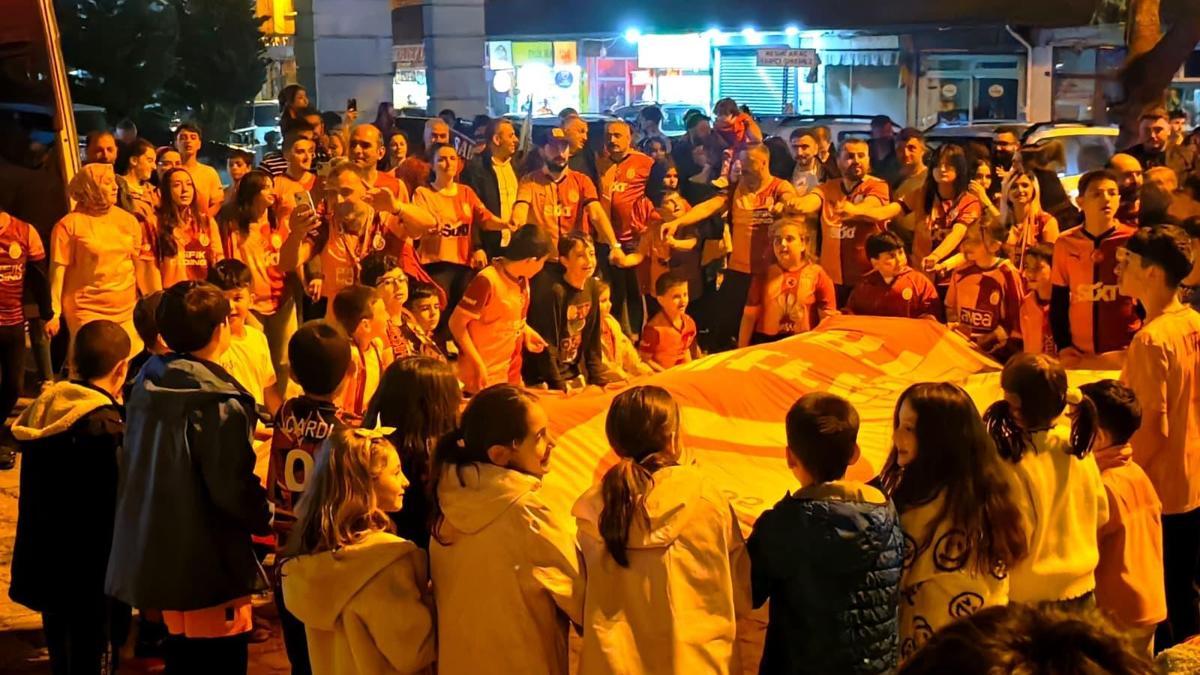 Artvin'de Galatasaray'ın şampiyonluğu horonlarla kutlandı