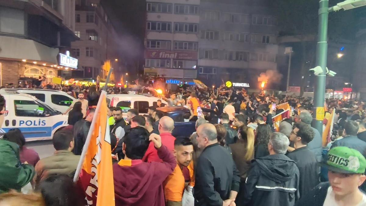 Küçükçekmece'de şampiyonluk coşkuyla kutlandı